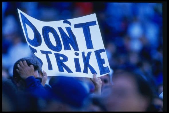 En 1994 los beisbolistas decidieron entrar en paro debido a las condiciones que estaban tratando de imponer la liga y dueños a la agencia libre y a los topes salariales como lo hacía en la NFL.