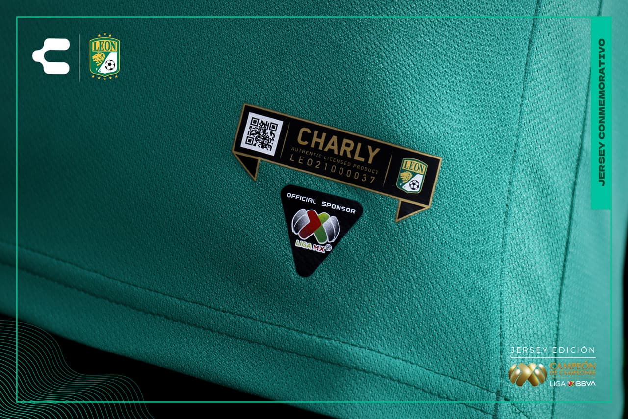 También muestra el Fan Code y Etiqueta de Autenticidad, los escudos 3D de silicón en alto relieve y la insignia personalizada e Identidad Mexicana.