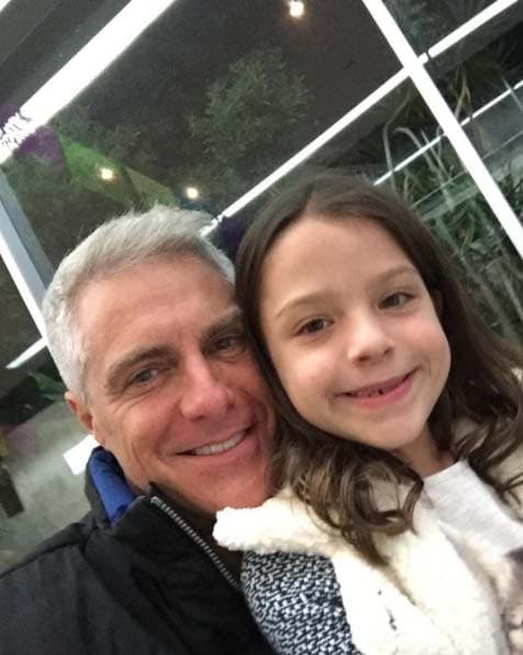 Lisardo está perdidamente enamorado de su pequeña hija, María. Los fines de semana hacen muchas actividades divertidas juntos.