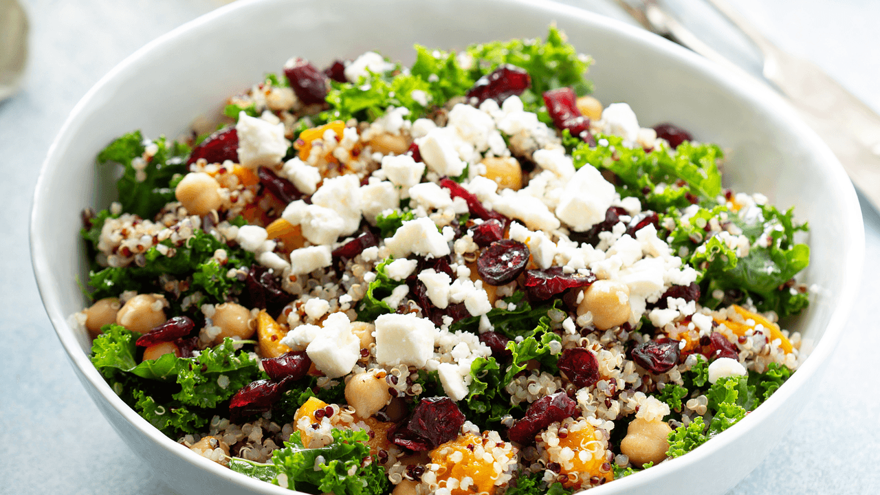 Así puedes preparar una deliciosa ensalada de quinoa con lentejas y vinagreta de mostaza