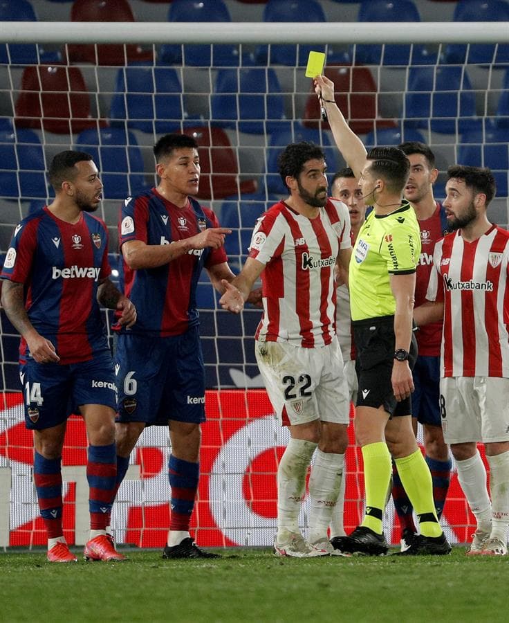 Athletic Club derrota, en tiempo extra, al Levante con un marcador de 2-1 y jugará la final de la Copa del Rey ante el Barcelona el 17 de abril en La Cartuja. Roger Martí anotó el primer tanto al minuto 17, pero Raúl García se encargó de igualar las cosas. Remiro, al minuto 112, le dio la victoria y el pase a su equipo a la grna final.