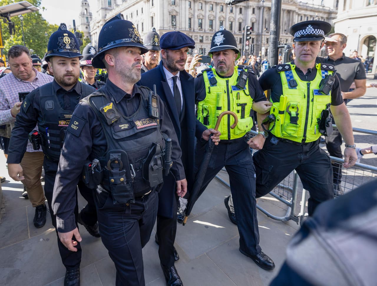 Beckham conoció a la reina en varias ocasiones y, tras su muerte, le rindió tributo.
<br>