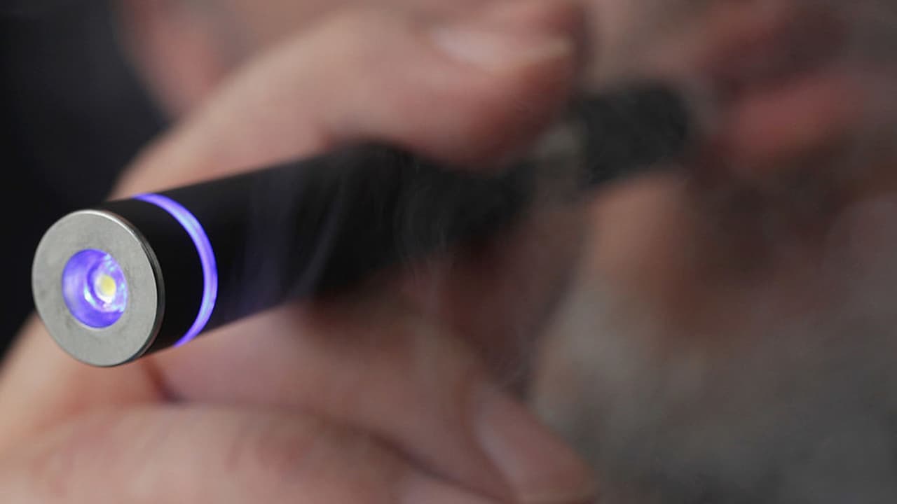 Consejo Municipal de NYC aprueba prohibición de cigarrillos electrónicos con sabor