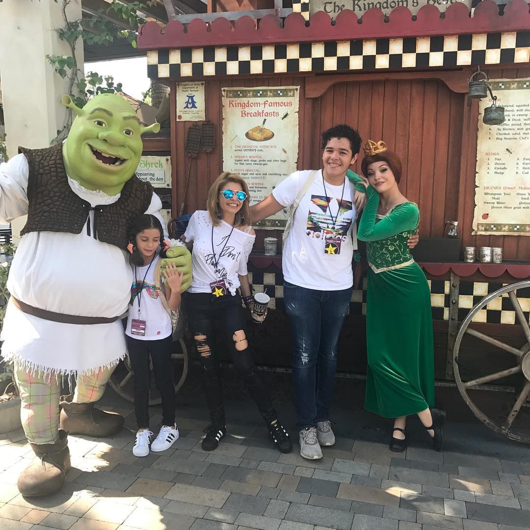 Y su sorpresa fue mayor cuando 
<b><a href="http://www.univision.com/temas/itati-cantoral">Itatí</a></b> encontró a Shrek en este parque de diversiones, pues asegura es su personaje consentido: "Mis personajes favoritos #shrek #universalstudios".