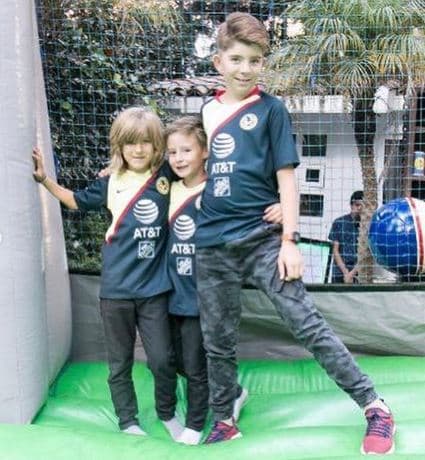 A este festejo no podían faltar los hermanos de Mateo: Alexis y Claudio, hijos de Fernando Reina y Paola Carus Contreras, su exesposa.