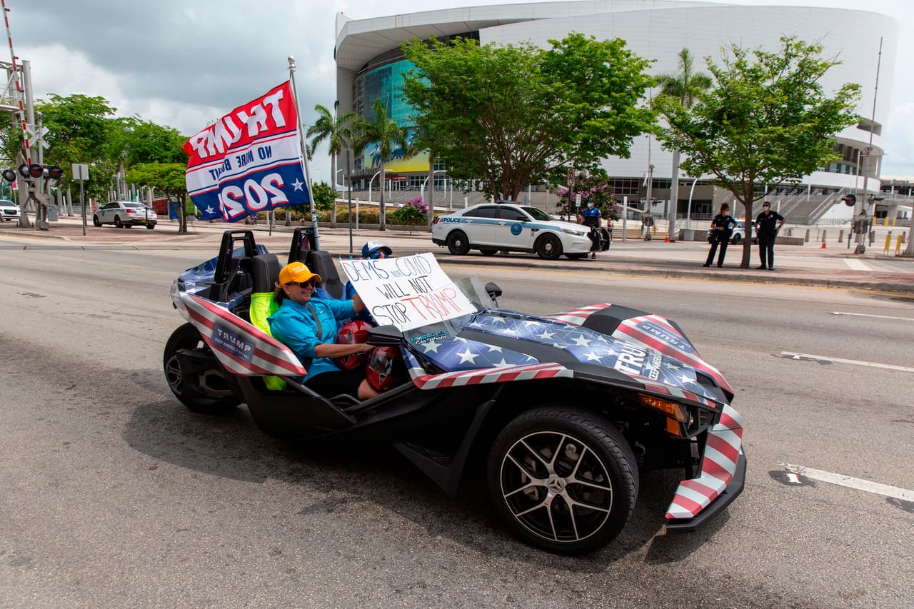 “Ni los demócratas ni el covid-19 van a detener a Trump”, decía uno de los letreros.
<br>