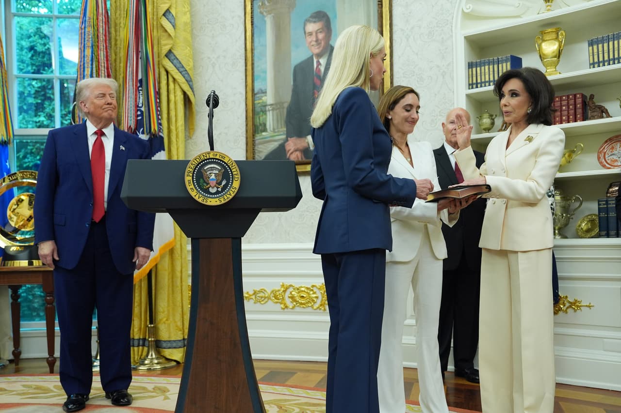 El presidente Donald Trump, a la izquierda, observa mientras la fiscal general Pam Bondi, en el centro, realiza una ceremonia de juramento para la fiscal general interina del Distrito de Columbia Jeanine Pirro, a la derecha, el miércoles 28 de mayo de 2025, en Washington.