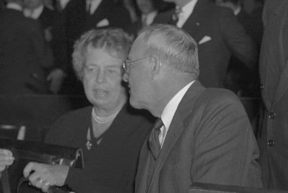 Aun así, Eleanor siempre tuvo, muchas reservas sobre el estilo de vida de la Primera Dama en la Casa Blanca, según recoge su especialista y biógrafa Maurine Beasley. "Eleanor no estaba segura ni de que ella quisiera ser primera dama ni de que su marido tuviera que ser presidente, como refleja en varios de sus escritos: Tienes que estar a la altura de todas las otras primeras damas... Somos prisioneras de la historia en la Casa Blanca", relató a Efe la biógrafa.