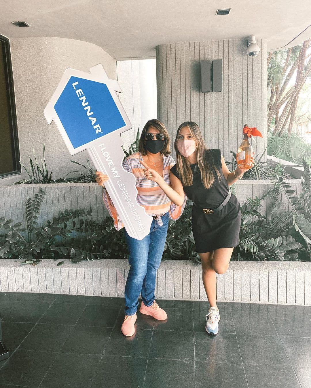 Para celebrar este gran paso sus papás le llevaron una botella de vino y juntos brindaron por su hogar.