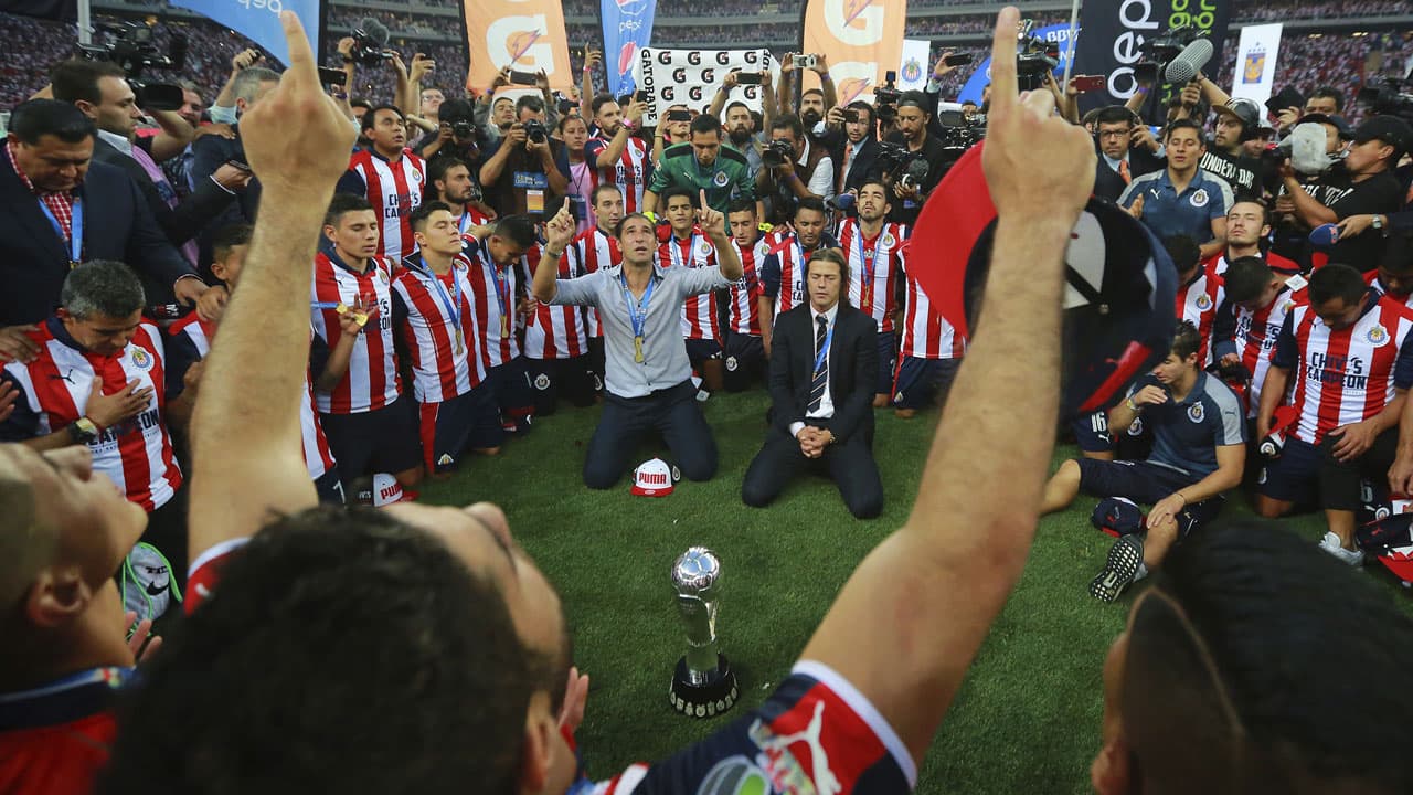 Las Chivas rezando y agradeciendo a Dios su triunfo ante Tigres en el Torneo de Clausura 2017.