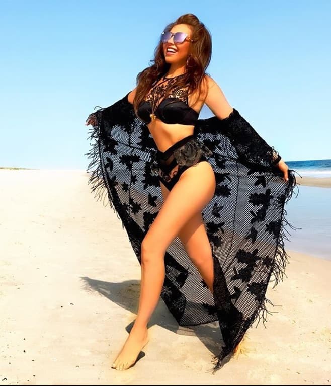 Por fin llegó el día del cumpleaños 46 de Thalía, mismo que llevaba festejando desde que inició agosto. La cantante mexicana se la pasó en la playa presumiendo su figura en este traje de baño: "Sintiéndome féliz y agradecida por tanto amor en mi cumple", escribió en su cuenta de Instagram.