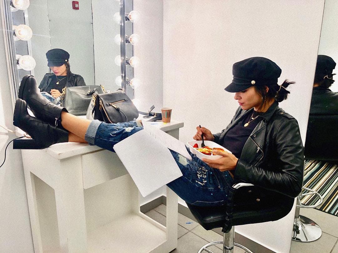 Para Reina de la Canción Alejandra se prepara mucho y de diferentes maneras. Primero estudia la vida de las participantes: "quiénes son, de dónde vienen y si tienen alguna cosa de importancia en su historia".