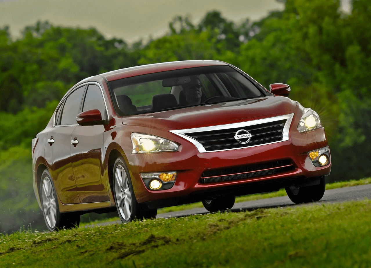 Sedán mediano 
<b>Nissan Altima</b>: 
<br>El Nissan Altima no es el más sofisticado de los sedanes medianos disponibles en Estados Unidos pero si uno de los más consistentes en sus varias generaciones lo cual le ha ganado tanto una buena reputación com una legión de adeptos. En Nissan Altima es, después del Toyota Camry y el Honda Accord, el tercer auto mediano más vendido en Estados Unidos, lo cual garantiza un gran inventario de unidades disponibles para el mercado de los autos usados. 
<br>
<br>Modelos de los años 2012 a 2013 con cerca de 50,000 millas de uso puede ser conseguidos por, o debajo de, nuestro límite de 10,000 dólares. 
<br>
<br>En la imagen el 
<b>Nissan Altima 2013</b>
