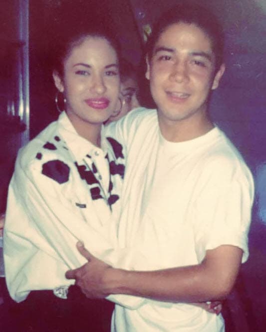 El guitarrista 
<b><a href="https://www.univision.com/entretenimiento/este-es-el-certificado-de-matrimonio-de-selena-quintanilla-y-chris-perez" target="_blank">contrajo matrimonio con Selena </a></b>en 1992. Ella tenía 20 años y él 22.
<br>