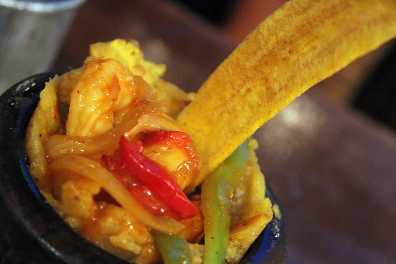 <b>Mofongo: </b>es un
<b> </b> platillo típico de Puerto Rico que se prepara con bananos verdes fritos y machacados. Se suele servir como acompañamiento para carnes o mezclado con ensalada.
<br>