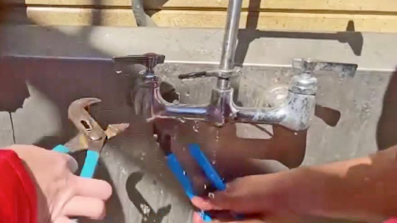 El experto recomienda que las personas compren herramientas de plomería. También sugiere que siempre se tenga un par de llaves extras, SharkBite, y piezas que sirven para unir mangueras.