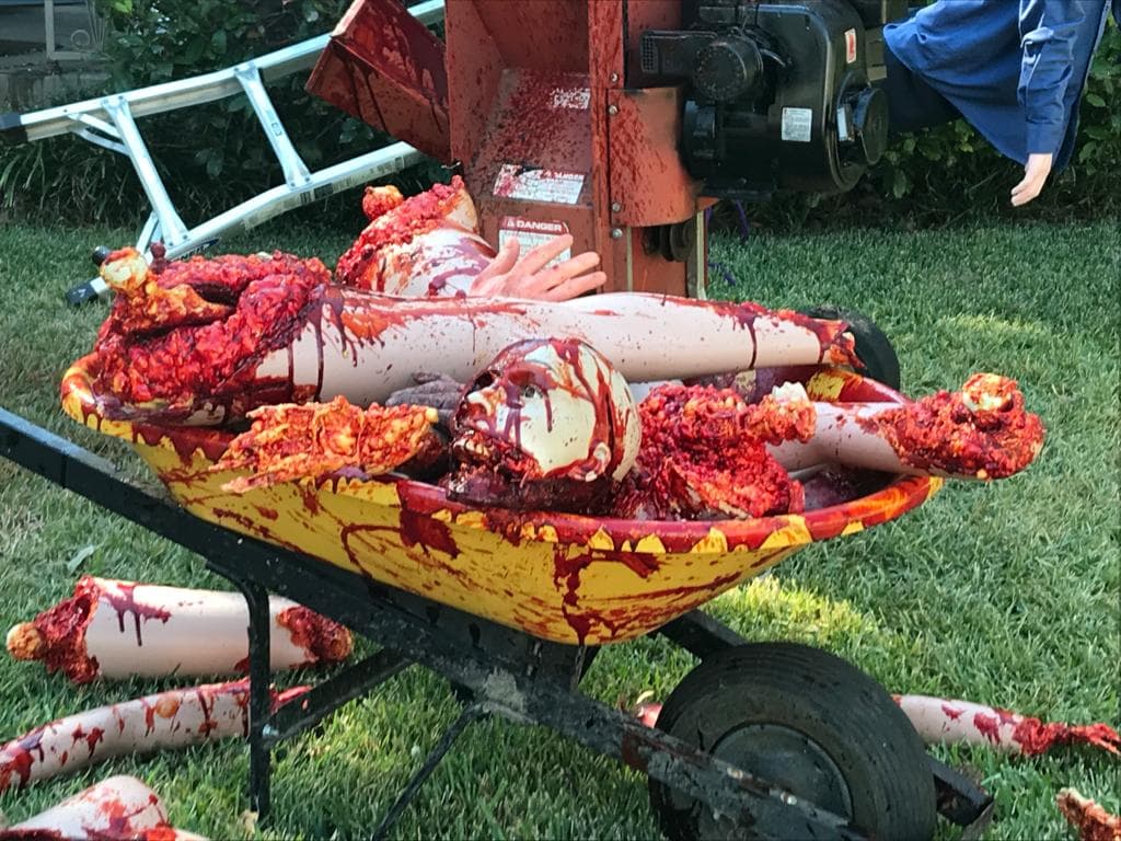 Además de una carretilla cubierta de sangre con aparentes restos de personas.