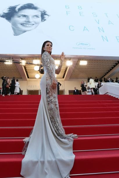 Como un angelito caído del cielo llegó Eva Longoria a la alfombra de Cannes.