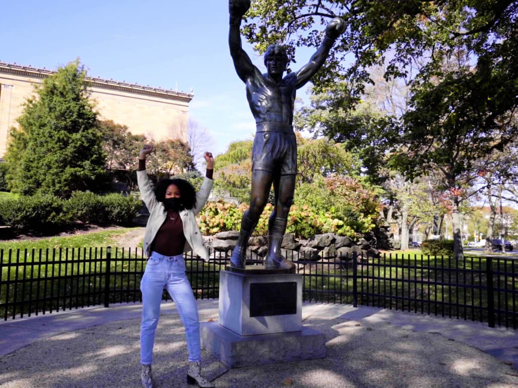 <b>Posa con la estatua de Rocky y sube los "escalones de Rocky"</b>: Desde la primera carrera triunfal de Rocky en la pantalla grande en 1976, los escalones del Museo de Arte de Filadelfia se han convertido en un destino internacional. Los viajeros de todo el mundo se embarcan en su propio trote por las escaleras, levantando los puños en el aire mientras aprecian la espectacular vista de Benjamin Franklin Parkway y el horizonte de la ciudad. Para terminar la experiencia, dirígete al pie de las escaleras y toma una foto con la estatua de bronce de Rocky, originalmente creada para Rocky III. 
<a href="https://maps.google.com/?cid=2136907118936952283" target="_blank">Rocky Statue and Rocky Steps, Philadelphia Museum of Art, 2600 Benjamin Franklin Parkway</a>