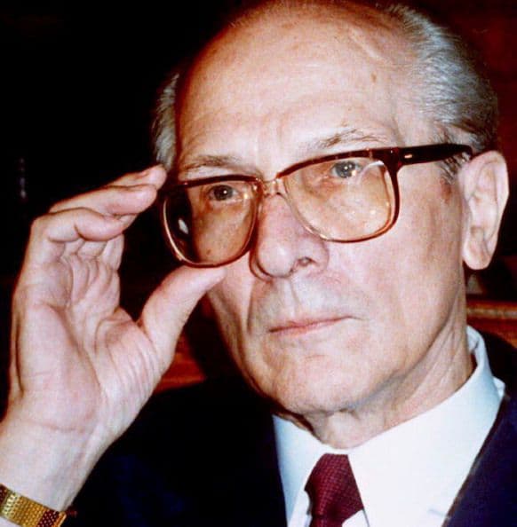 Erich Honecker, ex líder de Alemania del Este En Chile vivió sus últimos años el que fue el último líder de la Alemania del Este, Erich Honecker, quien huyó de su país en 1991 y se refugió con su esposa, Margot, en la embajada chilena en Moscú, que los aceptó como "huéspedes", lo que generó una grave crisis entre Alemania, Rusia y Chile que se saldó con su salida de la legación en 1992 y su traslado a Alemania para ser juzgado.