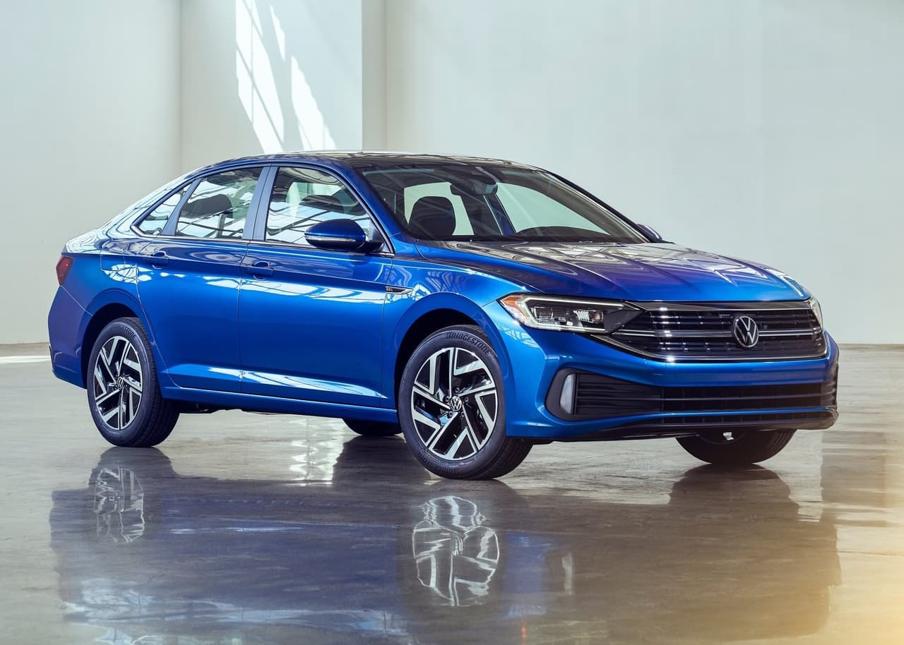 <h3 class="cms-H3-H3"><b>Volkswagen Jetta – 34 mpg</b></h3>
<br>
<br>Similar al Golf, su modelo hermano, el Volkswagen Jetta equipa un motor cuatro cilindros de 147 caballos de fuerza y una transmisión manual de seis velocidades. Recorre 30 mpg en ciudad, 41 mpg en carretera y 34 mpg en trayecto combinado. Su precio inicial es de $19,990.
<br>