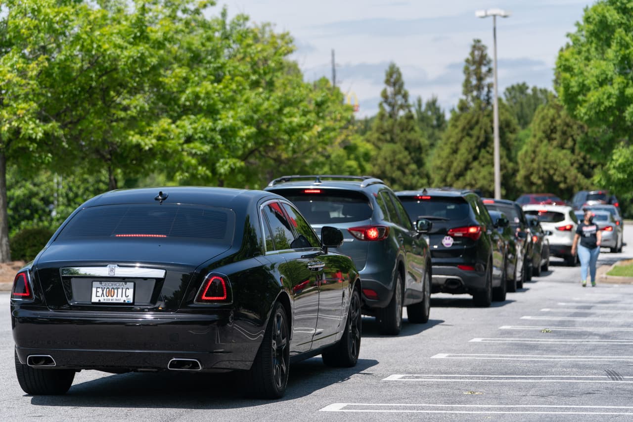 Unas 5.500 millas de oleoducto Colonial mueven combustible desde las refinerías de la Costa del Golfo a clientes en el sur y este de Estados Unidos. La compañía dice que el gasoducto llega a 50 millones de personas y a varios aeropuertos importantes, incluido Hartsfield-Jackson en Atlanta.
