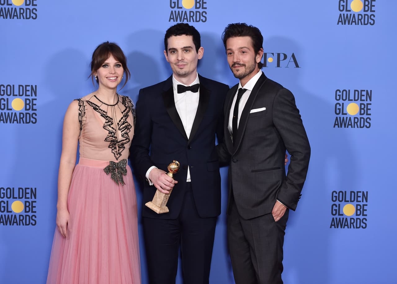 Diego Luna y Felicity Jones posan con el director de La La Land.
