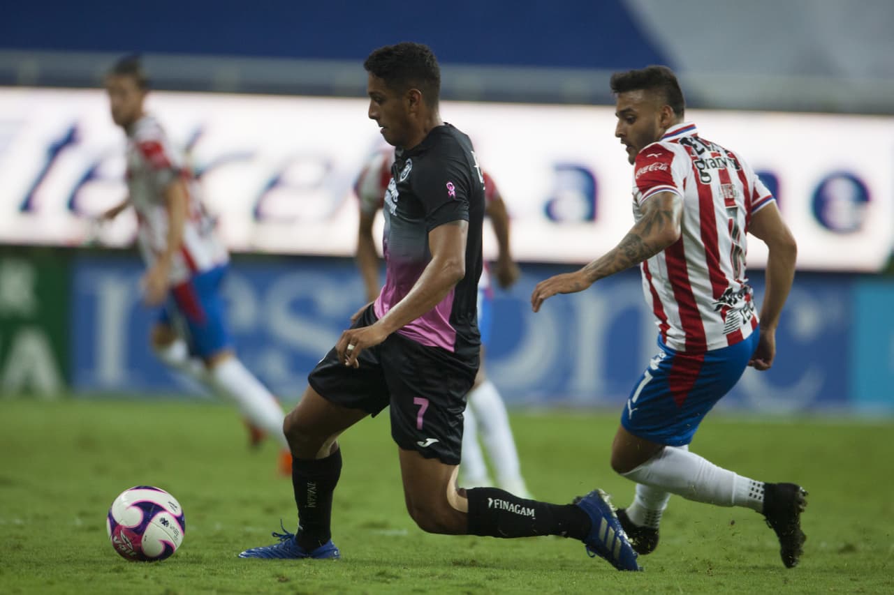 Con goles del Cabecita Rodríguez al 41 y al 90+2, Cruz azul se lleva los tres puntos en su visita a Chivas y el uruguayo llega a 12 goles en el torneo.