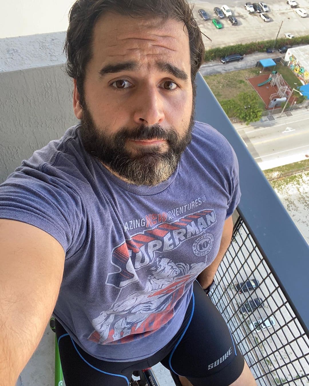 A la comida sana hay que sumar la actividad física, que no puede faltar incluso si no salimos de casa. Albert afirma que se ha ido acostumbrando a ejercitarse en el balcón.