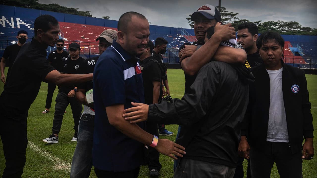 La tragedia en un estadio de Indonesia fue causada por el gas lacrimógenos que lanzó la policía.
