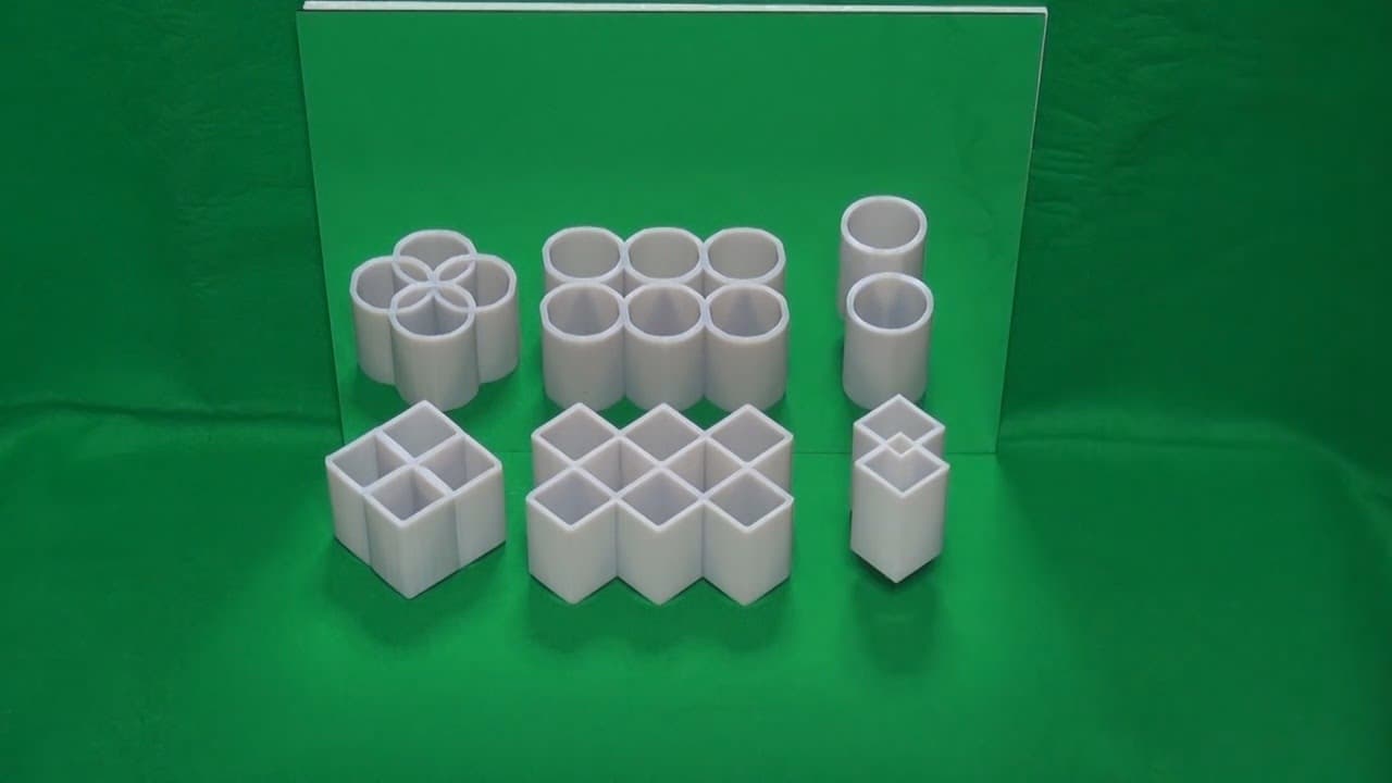 Es un vídeo que puedes ver aquí, pero el reflejo de los prismas en cilindros en el espejo fue 
<a href="https://www.youtube.com/watch?v=oWfFco7K9v8">todo un hit</a>.