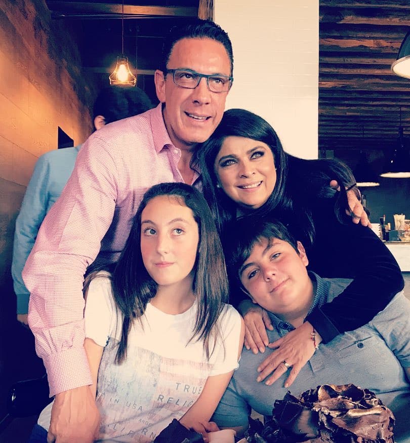 <b><a href="http://www.univision.com/temas/victoria-ruffo">Victoria Ruffo</a></b> también tiene 3 hermosos hijos, el primero es fruto del amor entre ella y 
<b><a href="http://www.univision.com/temas/eugenio-derbez">Eugenio Derbez</a></b>, y sus mellizos son resultado de su matrimonio con el político Omar Fayad.