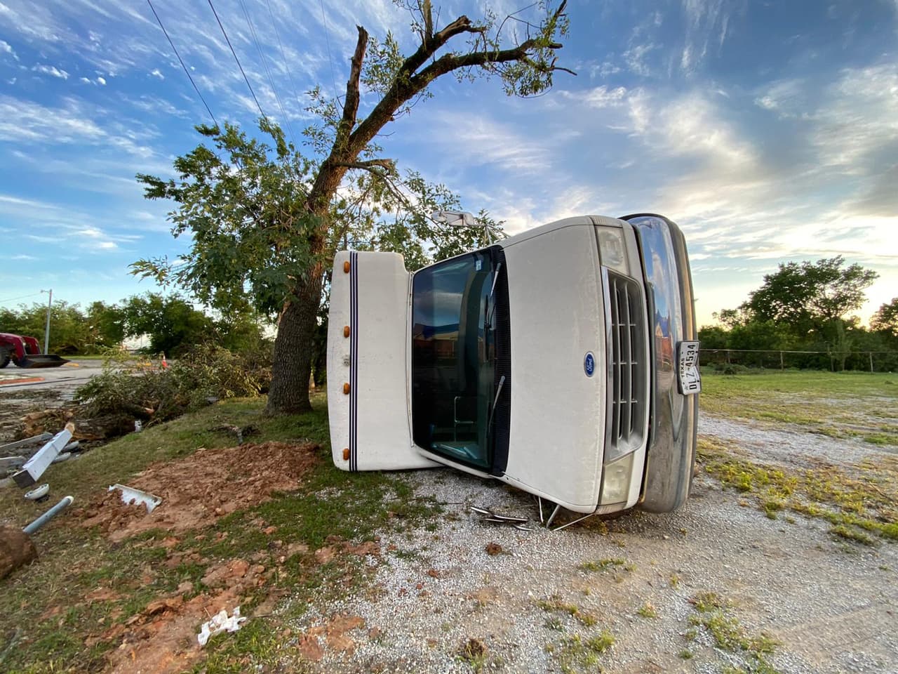 La situación es abrumadora incluso para los voluntarios que llegaron de distintas partes a ayudar a las víctimas.
<br>