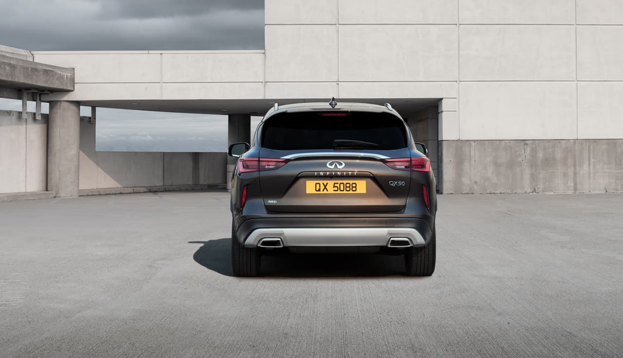 <b>Infiniti QX50 2019</b>
<br>El spoiler y su doble salida de escape ponen el toque deportivo.