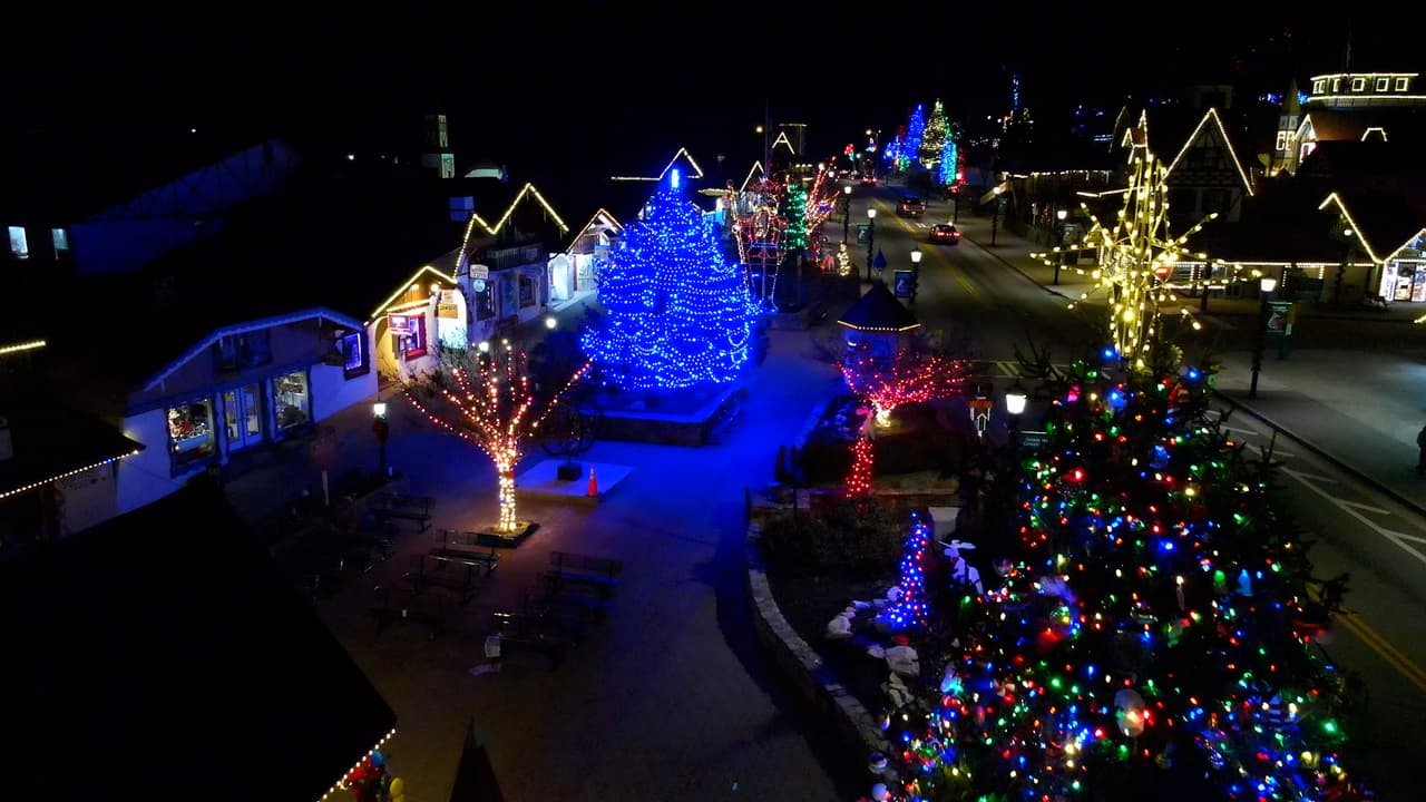 Su gran estrella en la cima es visible desde lejos.