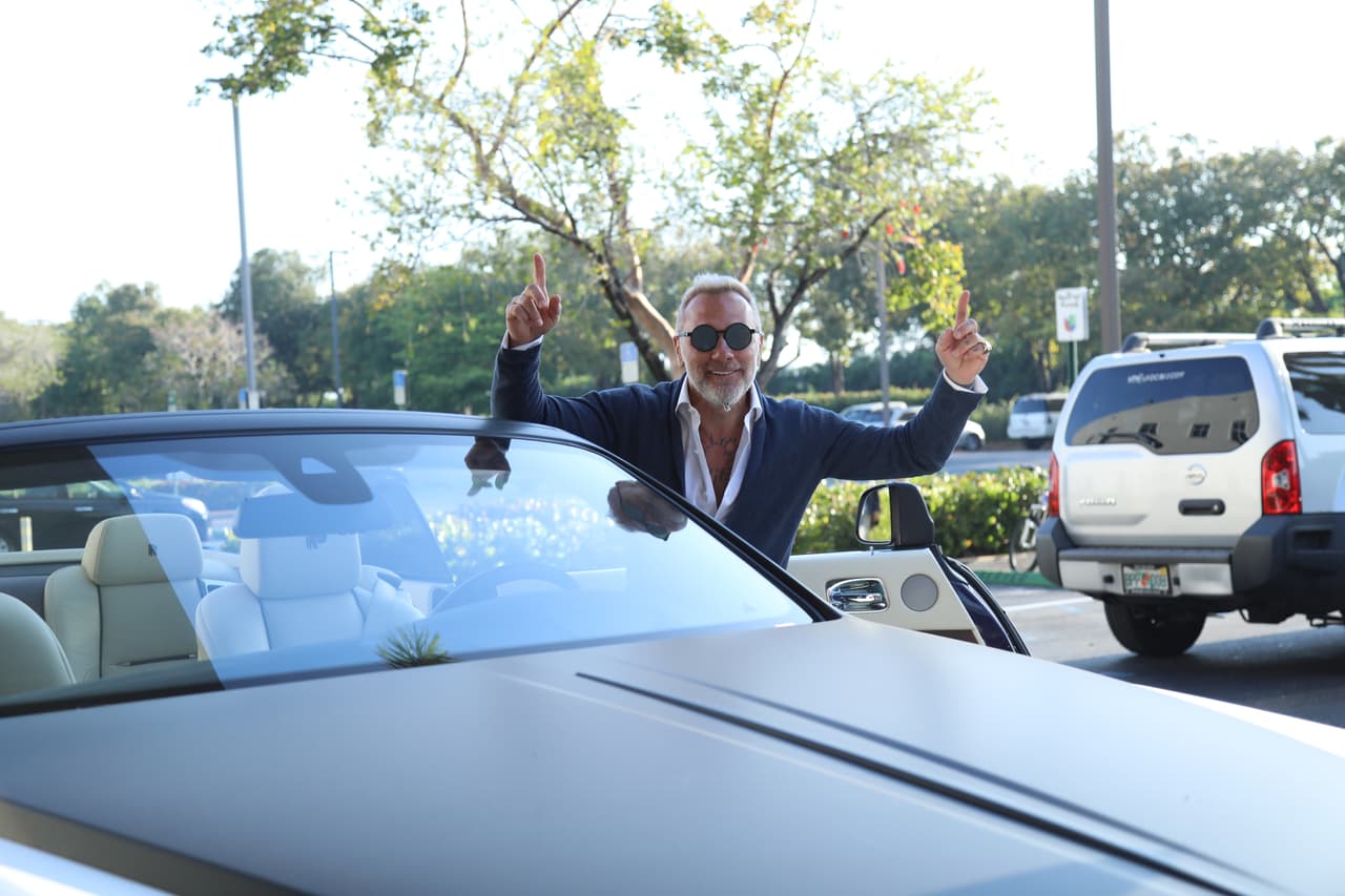 Con la mejor actitud y un gran sentido del humor, Gianluca llegó saludando a todos en Univision.