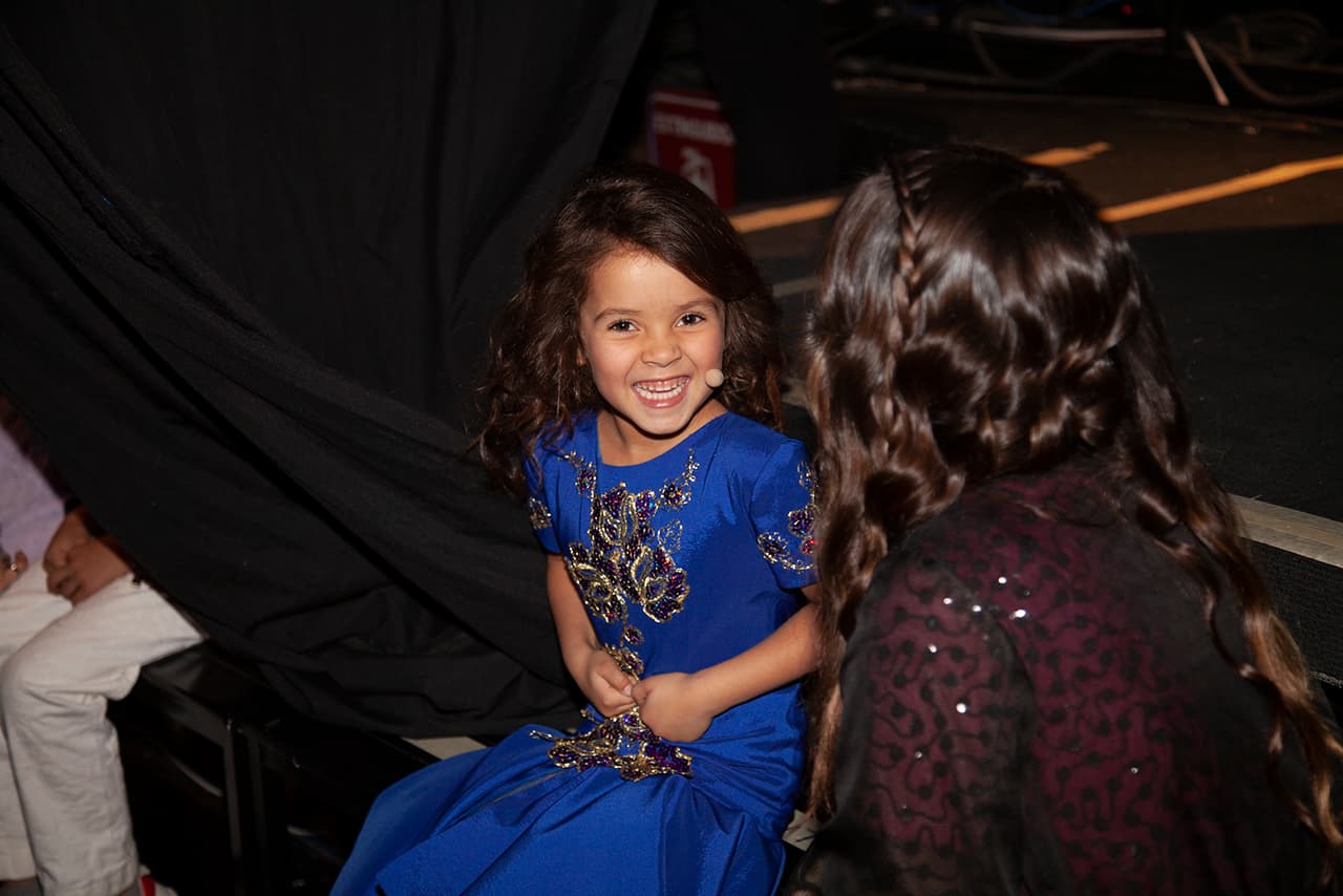 'La Divita de la Banda' no deja su sonrisa ni un momento. Aquí la vemos antes de salir a escena y pedirle a Galilea que bailara reggaeton.