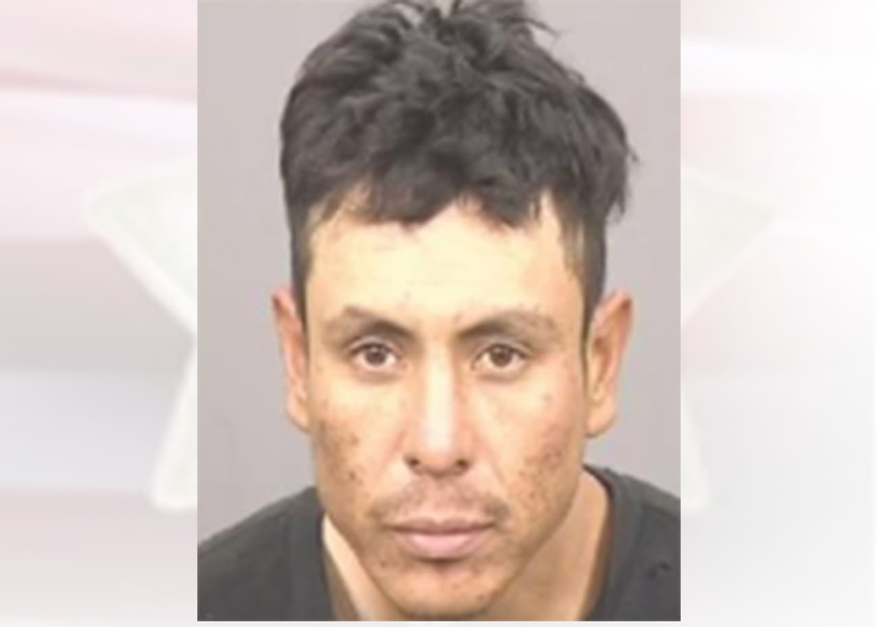 Nombre: Francisco Aragon
<br>Fecha de Nacimiento: 8/15/1985
<br>Orden de arresto: #20001663