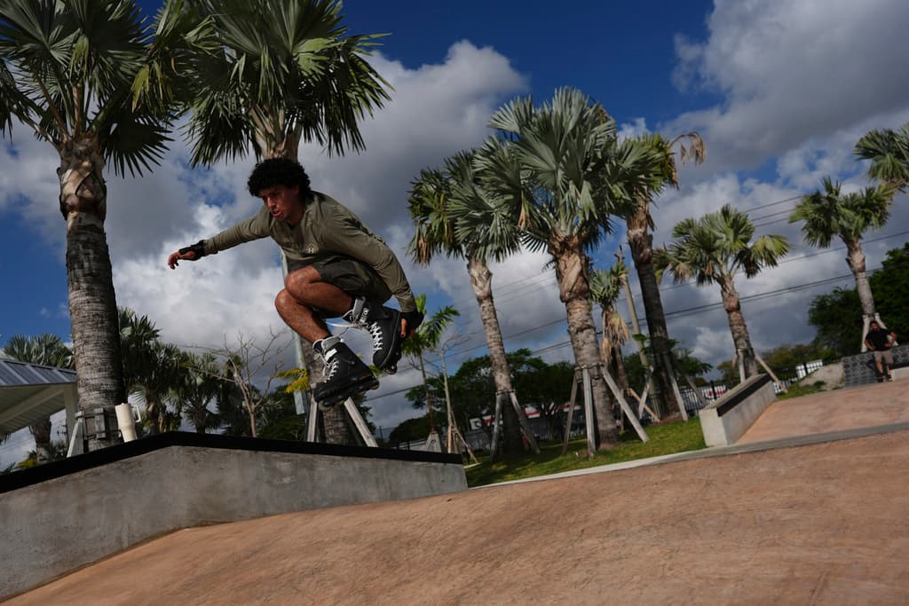 Reinaldo Schanz, un ciudadano estadounidense de 19 años que emigró desde Venezuela a los dos años, practica movimientos en sus patines tras trabajar como asistente en el Doral Central Park, el miércoles 2 de abril de 2025 en Doral, Florida. Schanz dijo que su familia apoya que el gobierno persiga a los migrantes con antecedentes penales, pero le sorprendió ver que también se persigue a personas amparadas por el estatus de protección temporal (TPS) y otros programas similares. (AP Foto/Rebecca Blackwell)