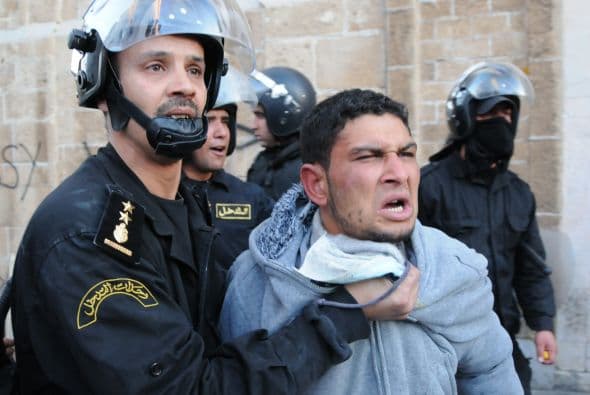 Los festejos por la caída del despótico presidente tunecino, Zine El Abidine Ben Alí, se extienden por el mundo árabe, junto con la esperanza de que la revuelta popular pueda intensificar la presión para reformar otros regímenes en una región de gobiernos autoritarios.