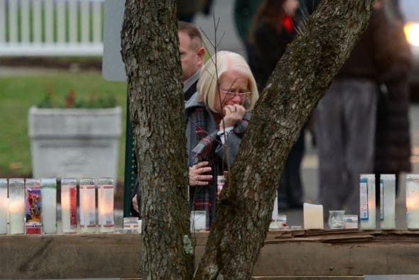 Varios cientos de personas se dieron cita desde muy temprano en la iglesia católica Saint Rose of Lime, la misma que había organizado uno de los primeros servicios religiosos tras la tragedia que golpeó el viernes a este pequeño pueblo de Connecticut.