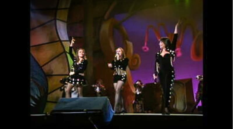 Galardonadas en entregas anteriores de Premio Lo Nuestro, Pandora cantó 'Ya no quiero volver con usted' de Juan Gabriel.