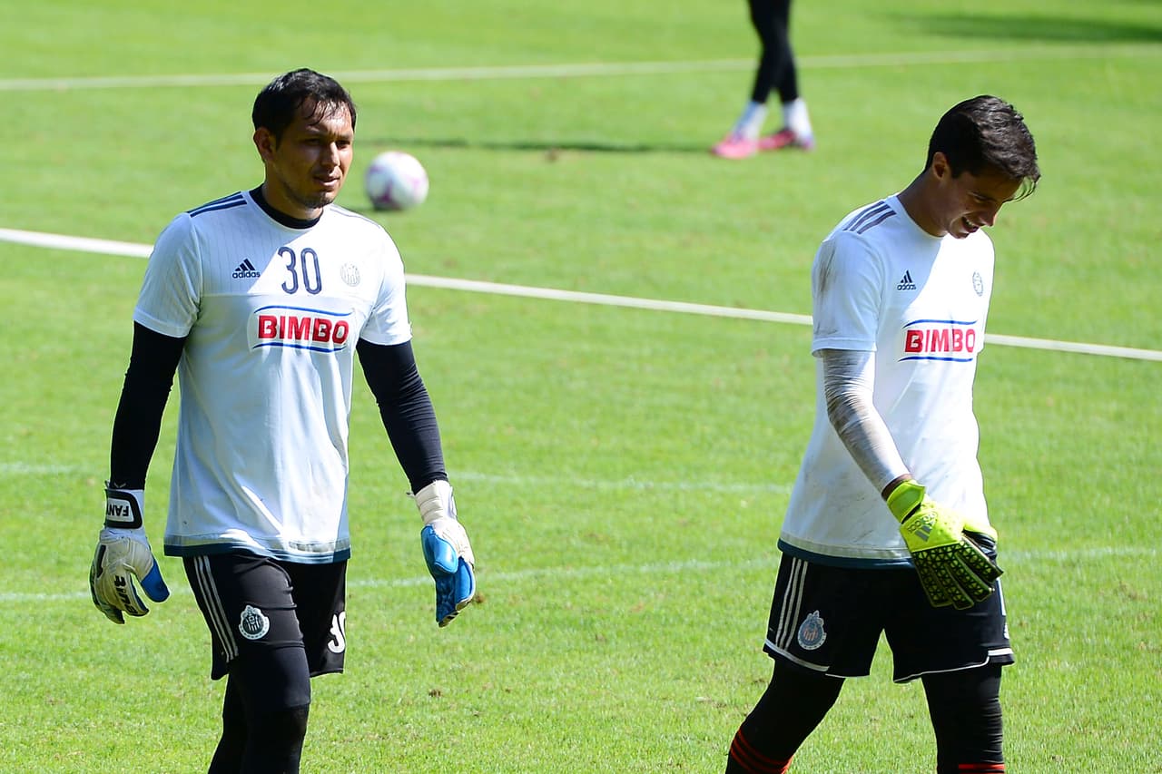 Higuera pregunta qué portero quiere la afición en Chivas