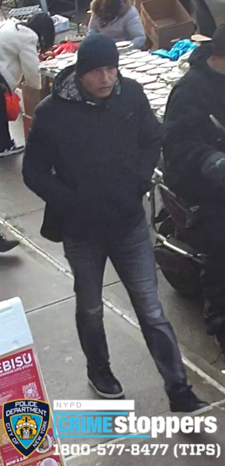 El individuo No. 1, que retiró la bolsa, se describe como 
<b>un hombre de tez clara</b> y complexión delgada, visto por última vez con un gorro de invierno negro, una chaqueta con capucha negra, pantalones grises y zapatillas negras.