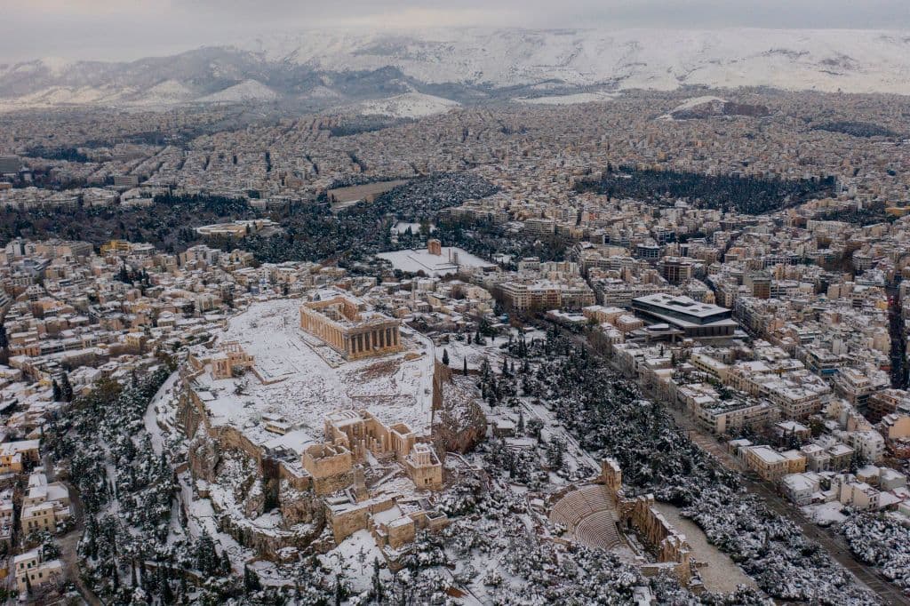 Esta fotografía muestra una 
<a href="https://www.univision.com/temas/grecia">vista aérea de Atenas</a> y la colina de la Acrópolis después de una fuerte nevada. 
<b>Temperaturas de -2.2 Farenheit (-19 grados Celsius) se registraron en Florina, en el noroeste del país, </b>según la agencia de prensa griega ANA.