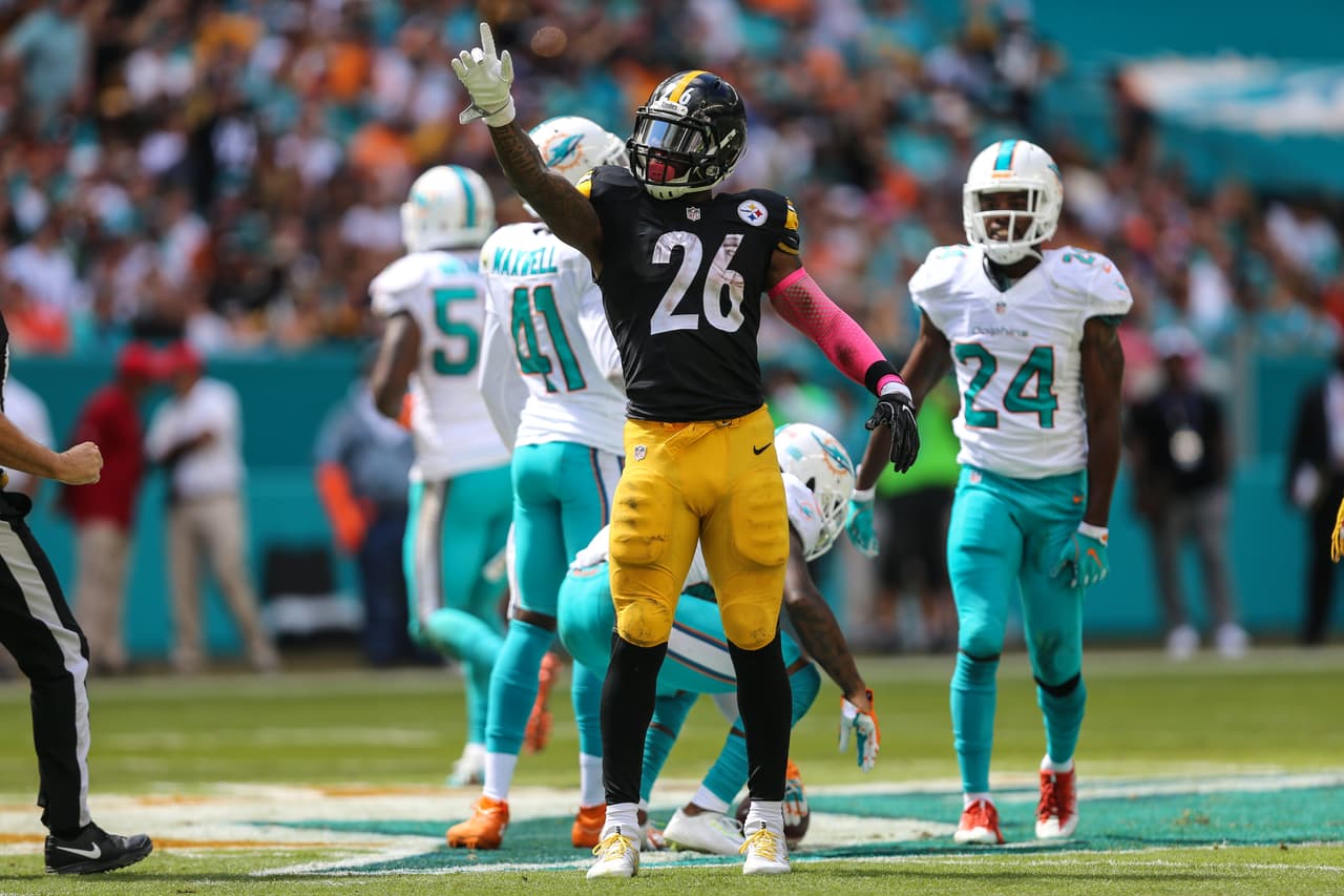 Pittsburgh Steelers running back Le'Veon Bell (26) runs upfield during an NFL game against the Miami Dolphins on Sunday, October 16, 2016. (Tom DiPace via AP)