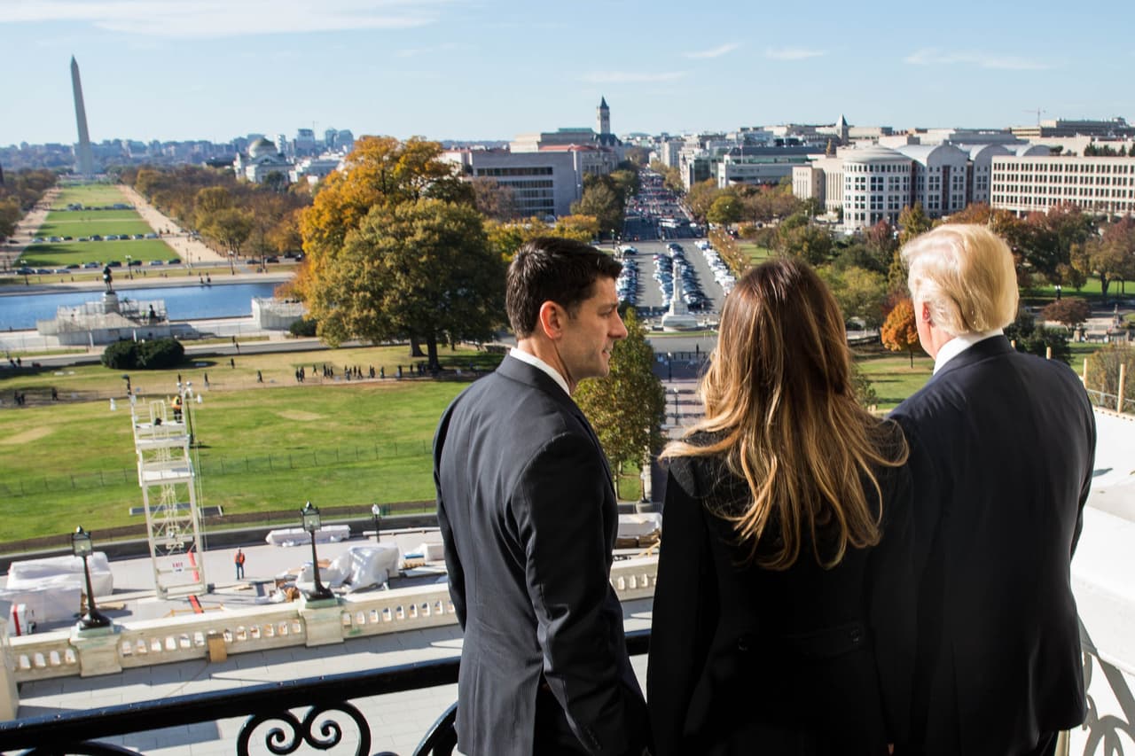 Paul Ryan muestra al matrimonio Trump el balcón del Capitolio de Washington.