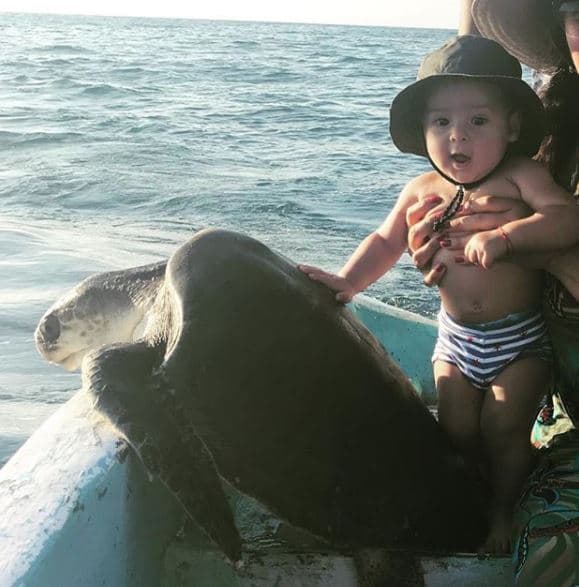 A los 6 meses de edad, León Alexander viajó a la playa con su madre.