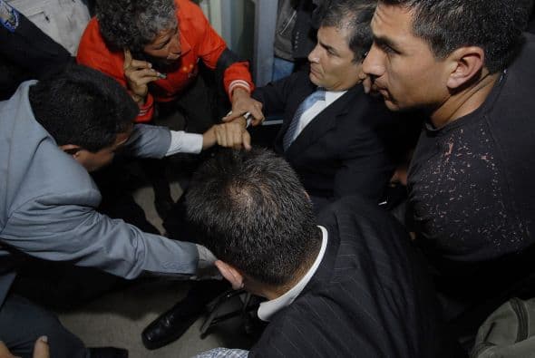 En esos actos Correa fue rescatado por fuerzas especiales de la policía y el ejército.