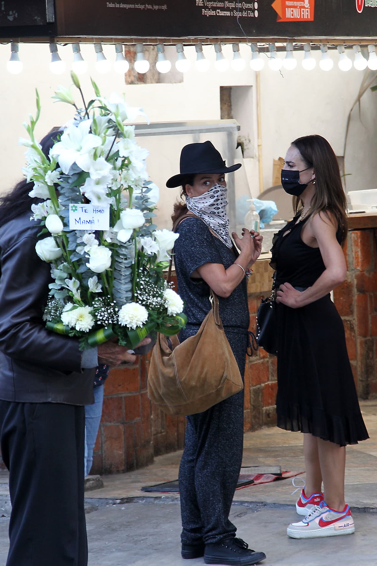 También compartió que se ha comunicado con su hermana a través de una intermediaria: "Ahorita tenemos a Jesusa Rodríguez que está en medio como juez y parte, 
<b>como mediadora</b>, es una persona que hasta ahora se ha portado con mucho cariño, mucho amor y mucho entendimiento por el amor que le tenía a mi mamá".